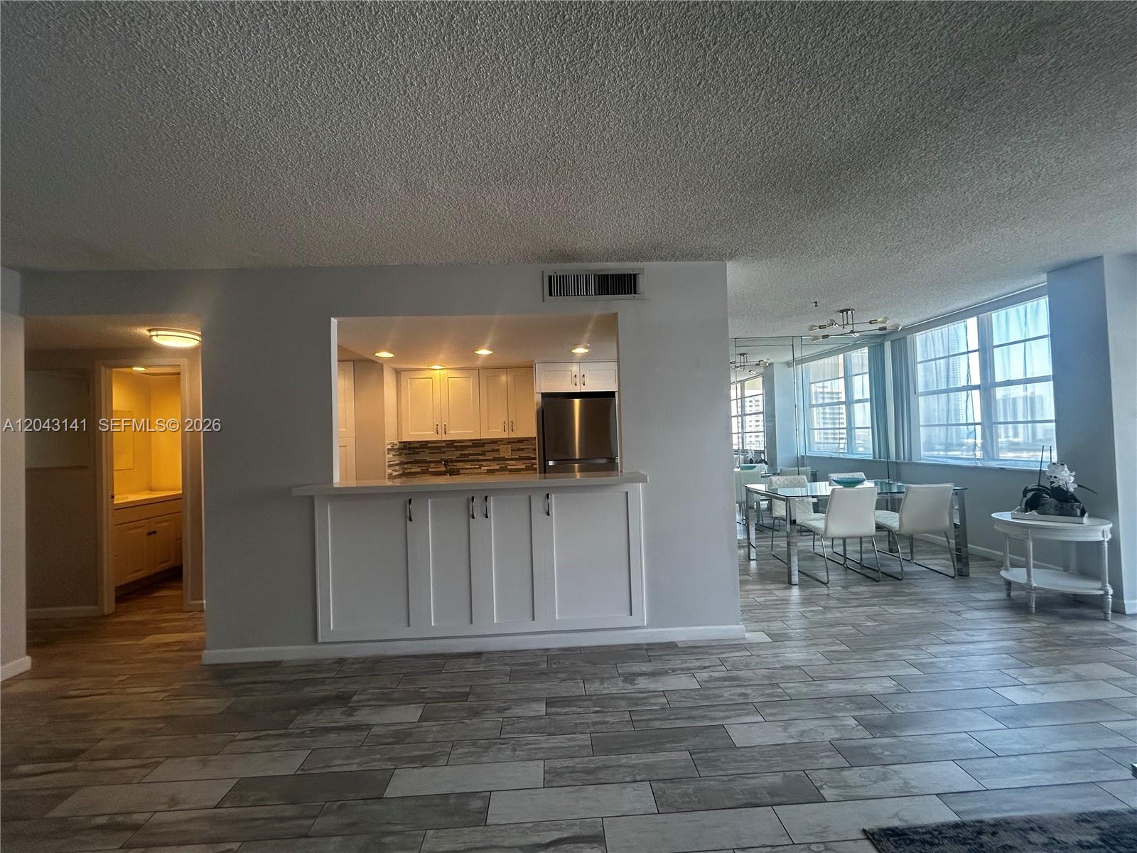 1607 1 / 2 943 sq. ft. $ 2026-06-25 0 foto