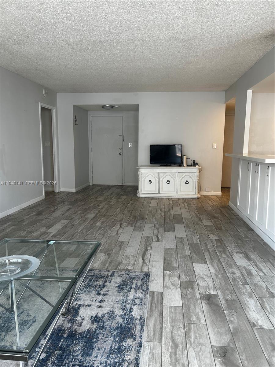 1607 1 / 2 943 sq. ft. $ 2026-06-25 0 foto