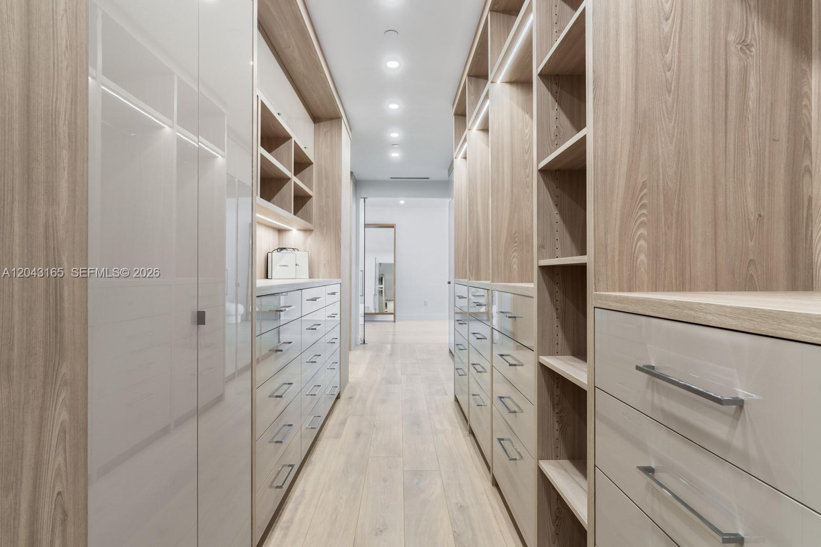 PH5002 5 / 5 8081 sq. ft. $ 2026-06-25 0 Photo