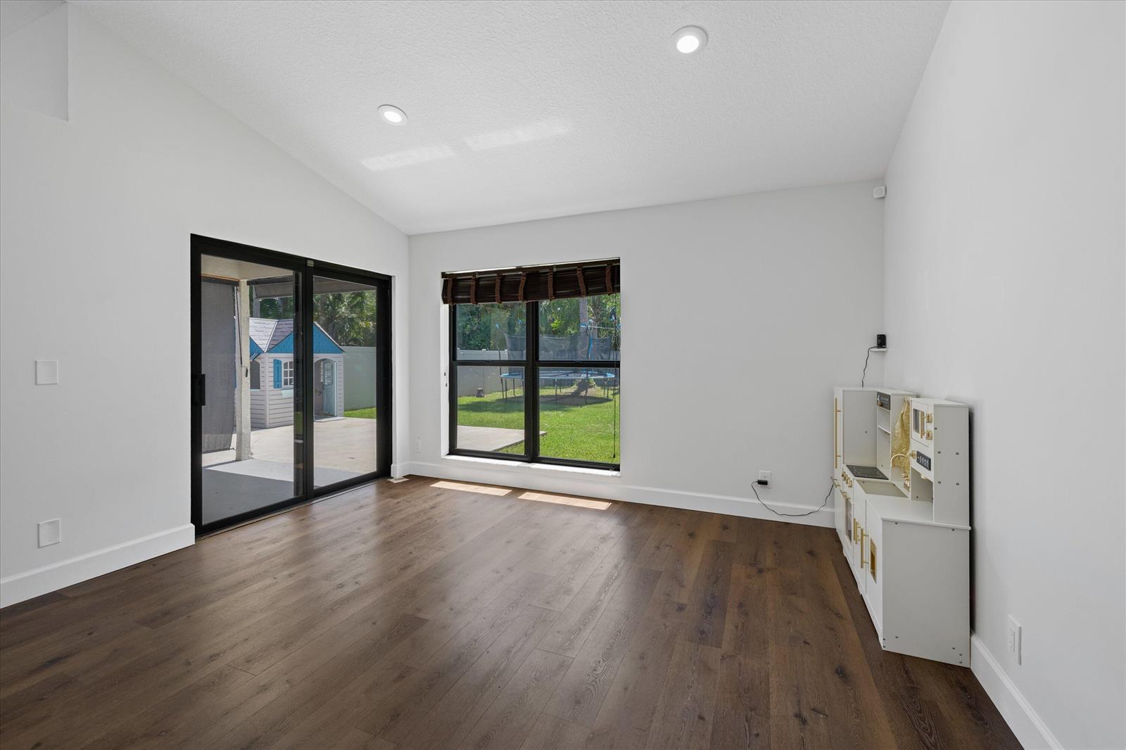 Ver detalles 1051 3 / 2 1426 sq. ft. $ 2026-07-10 0 foto