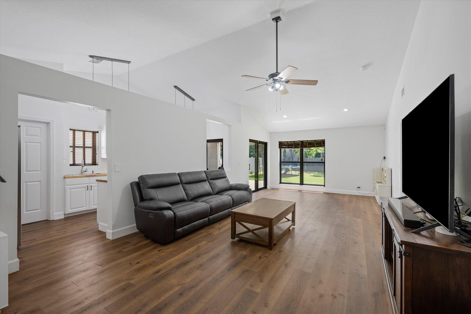 Ver detalles 1051 3 / 2 1426 sq. ft. $ 2026-07-10 0 foto