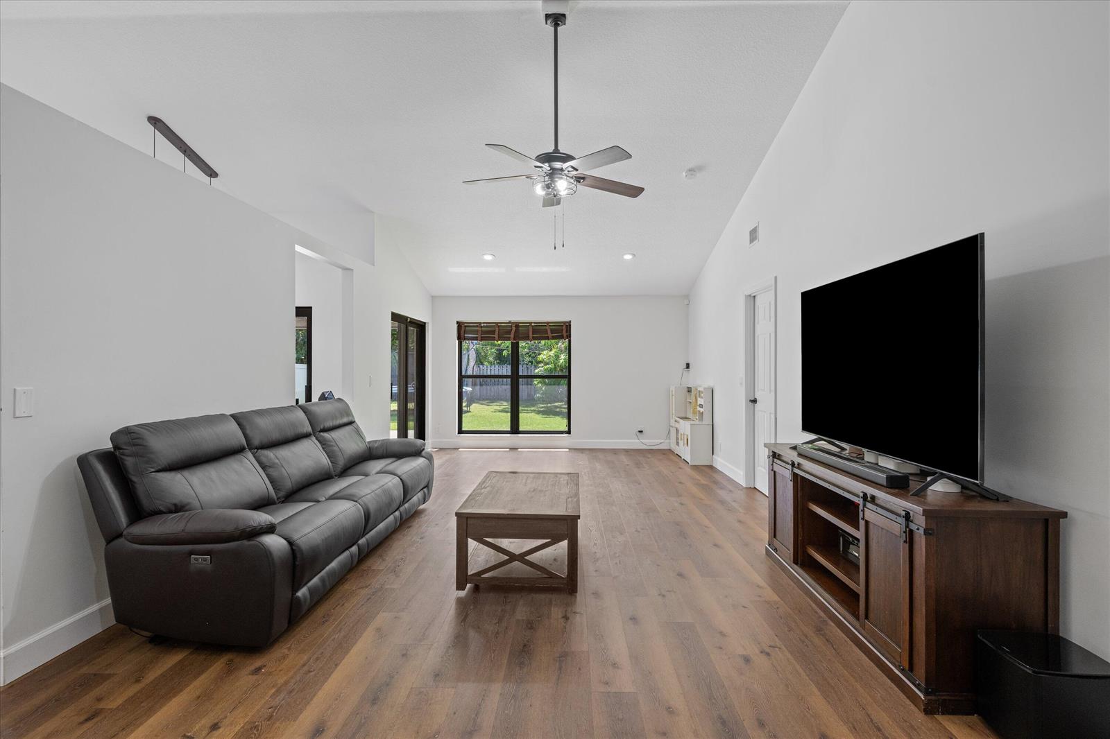 Ver detalles 1051 3 / 2 1426 sq. ft. $ 2026-07-10 0 foto