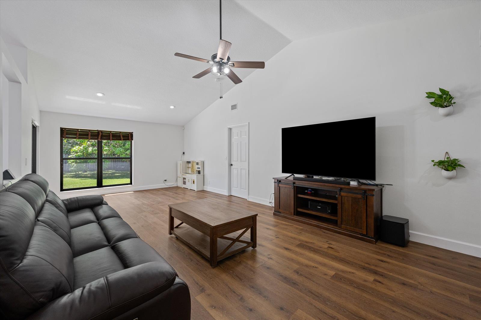 Ver detalles 1051 3 / 2 1426 sq. ft. $ 2026-07-10 0 foto