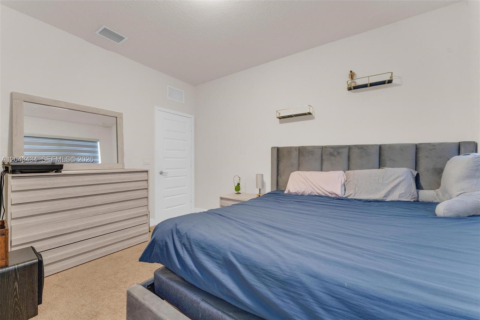 8822 5 / 4 3050 sq. ft. $ 2026-06-25 0 foto