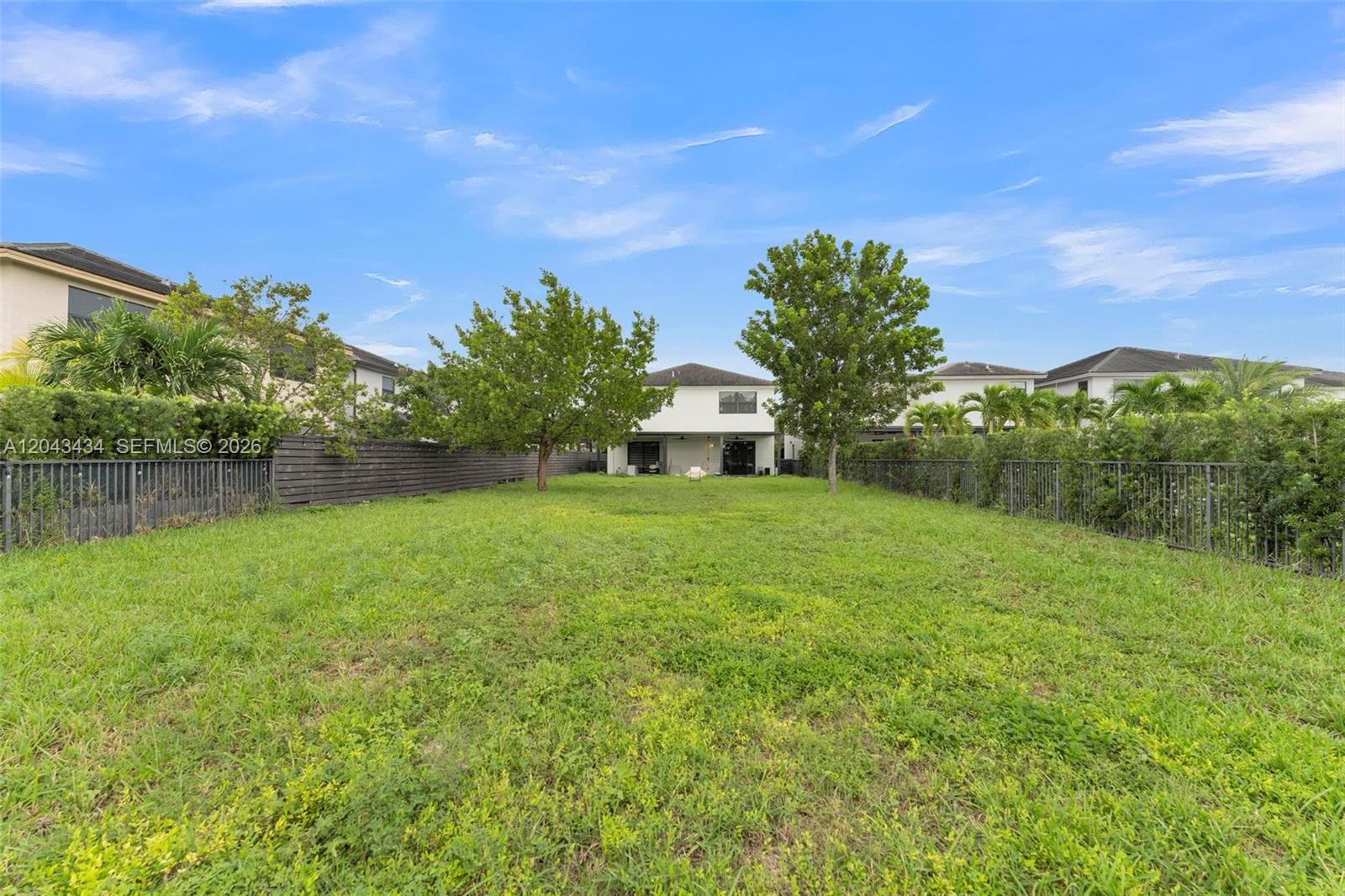 8822 5 / 4 3050 sq. ft. $ 2026-06-25 0 foto