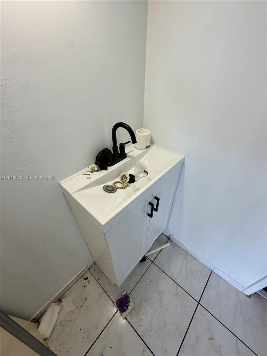 1215E 2 / 2 1140 sq. ft. $ 2026-06-25 0 foto