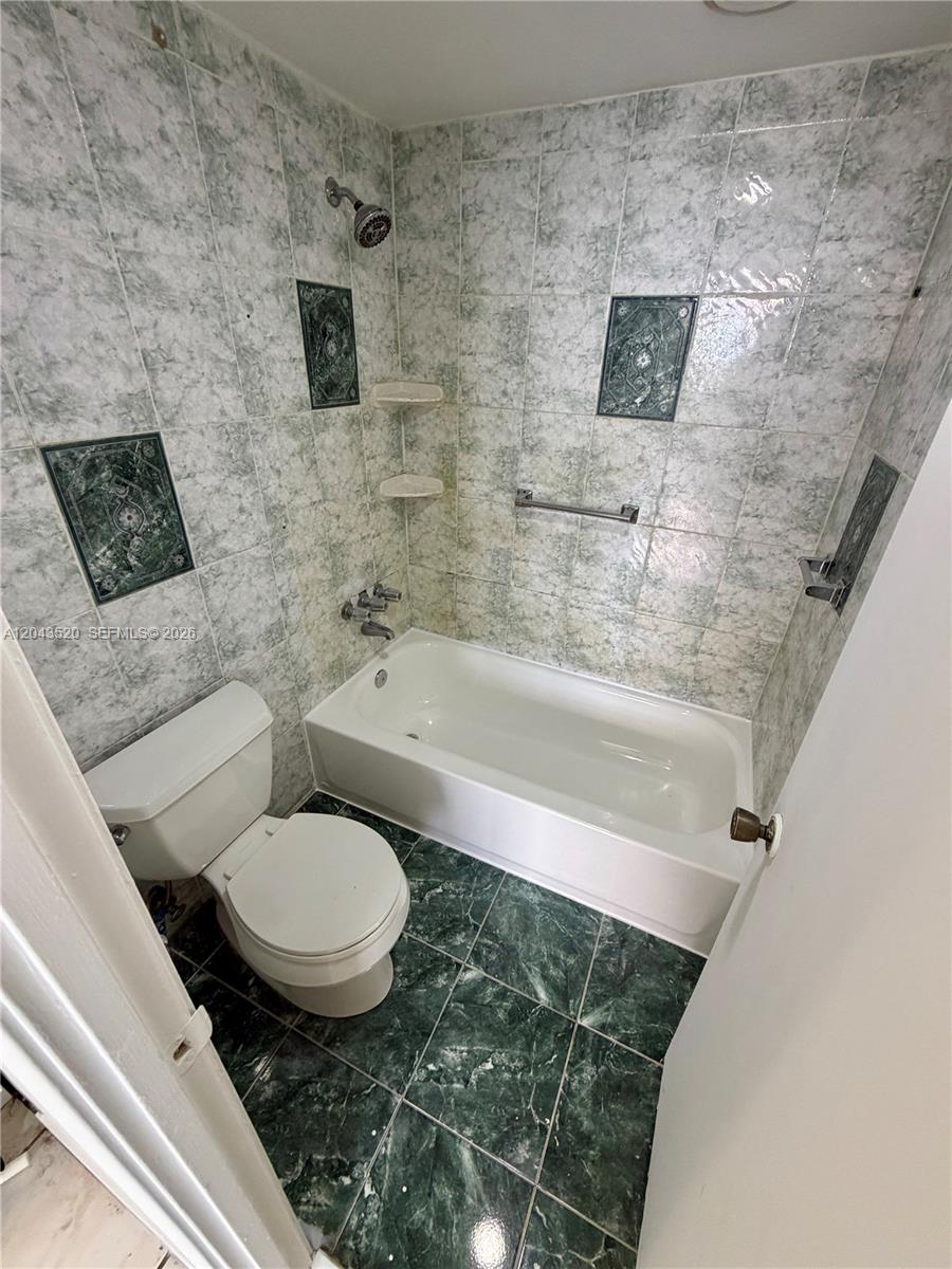 1215E 2 / 2 1140 sq. ft. $ 2026-06-25 0 foto
