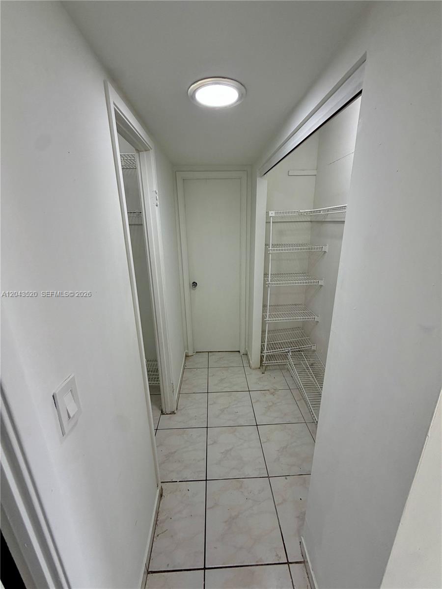 1215E 2 / 2 1140 sq. ft. $ 2026-06-25 0 foto