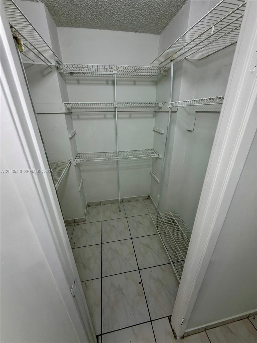 1215E 2 / 2 1140 sq. ft. $ 2026-06-25 0 foto