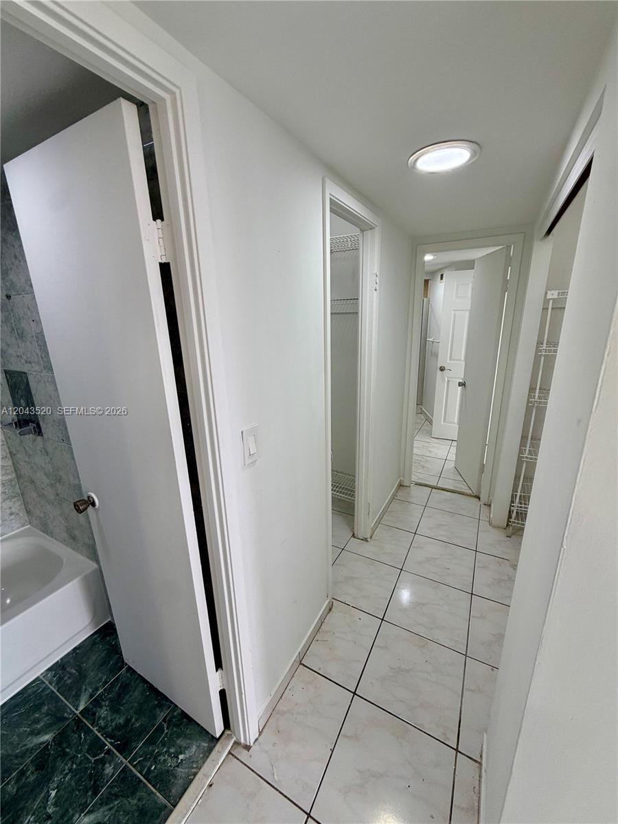 1215E 2 / 2 1140 sq. ft. $ 2026-06-25 0 foto