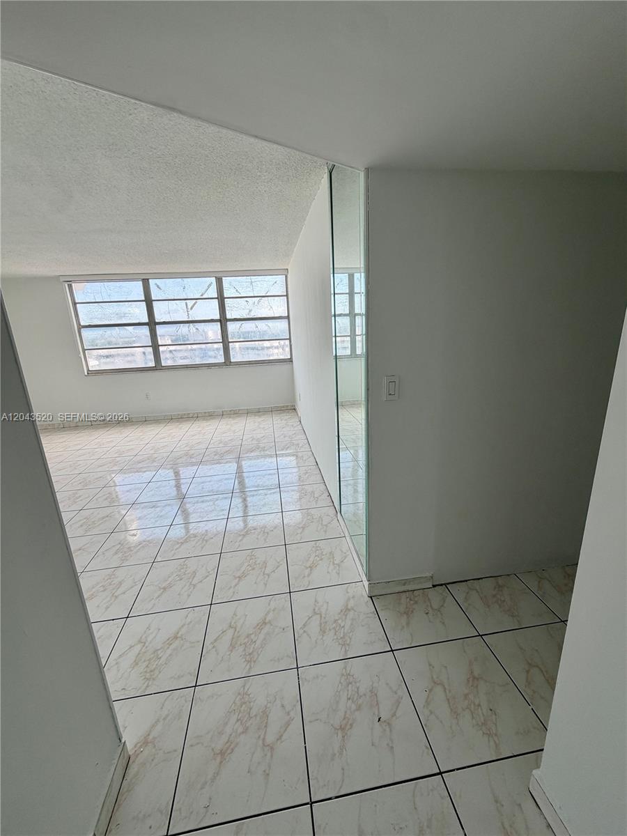 1215E 2 / 2 1140 sq. ft. $ 2026-06-25 0 foto