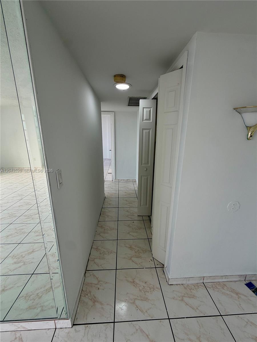 1215E 2 / 2 1140 sq. ft. $ 2026-06-25 0 foto