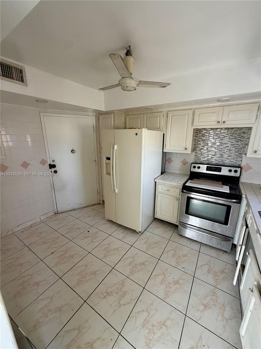 1215E 2 / 2 1140 sq. ft. $ 2026-06-25 0 foto
