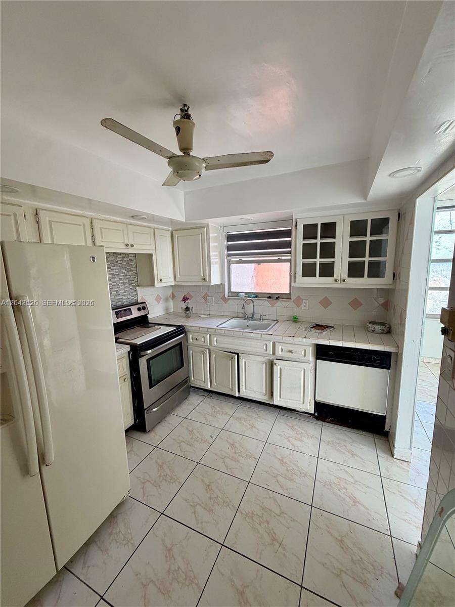 1215E 2 / 2 1140 sq. ft. $ 2026-06-25 0 foto