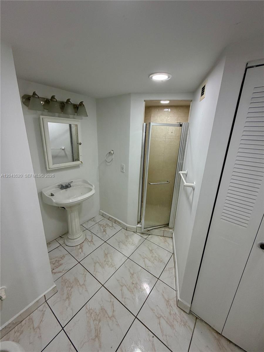 1215E 2 / 2 1140 sq. ft. $ 2026-06-25 0 foto