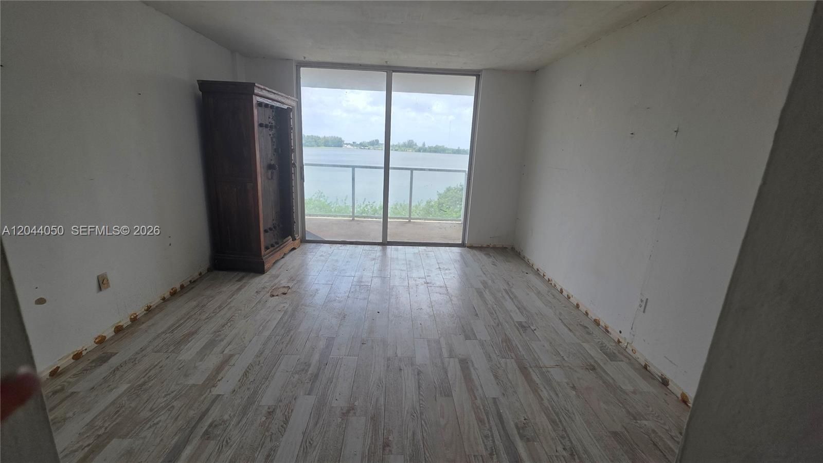 322W 1 / 2 861 sq. ft. $ 2026-06-26 0 foto