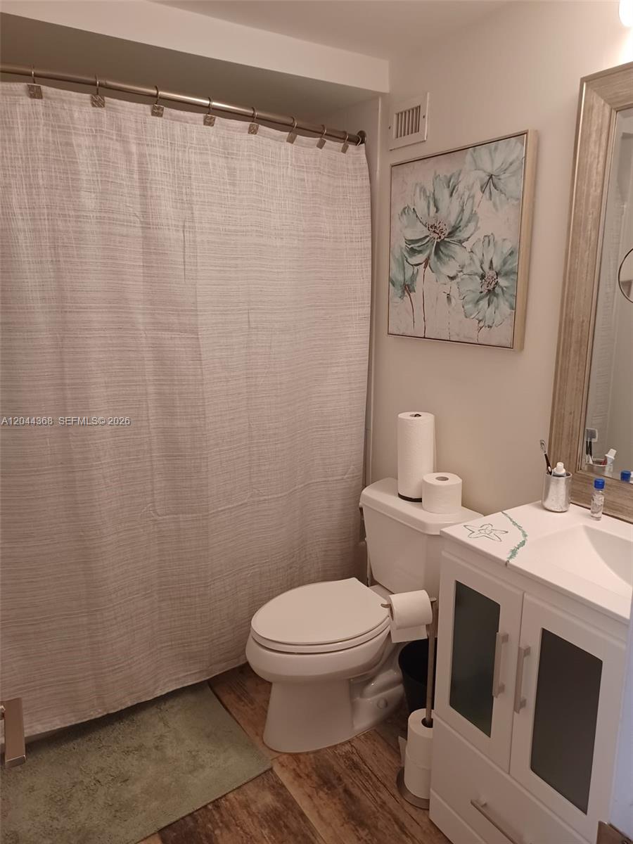 Photo of 1600 Ocean Dr  #12F, Hollywood, Florida, 33019 - full 2nd bathroom