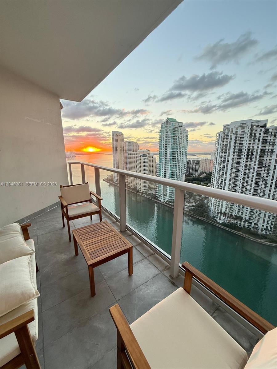 Ver detalles T-2806 2 / 2 1005 sq. ft. $ 2026-06-30 0 foto