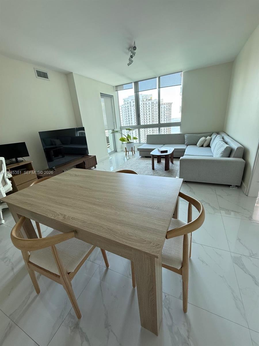 Ver detalles T-2806 2 / 2 1005 sq. ft. $ 2026-06-30 0 foto