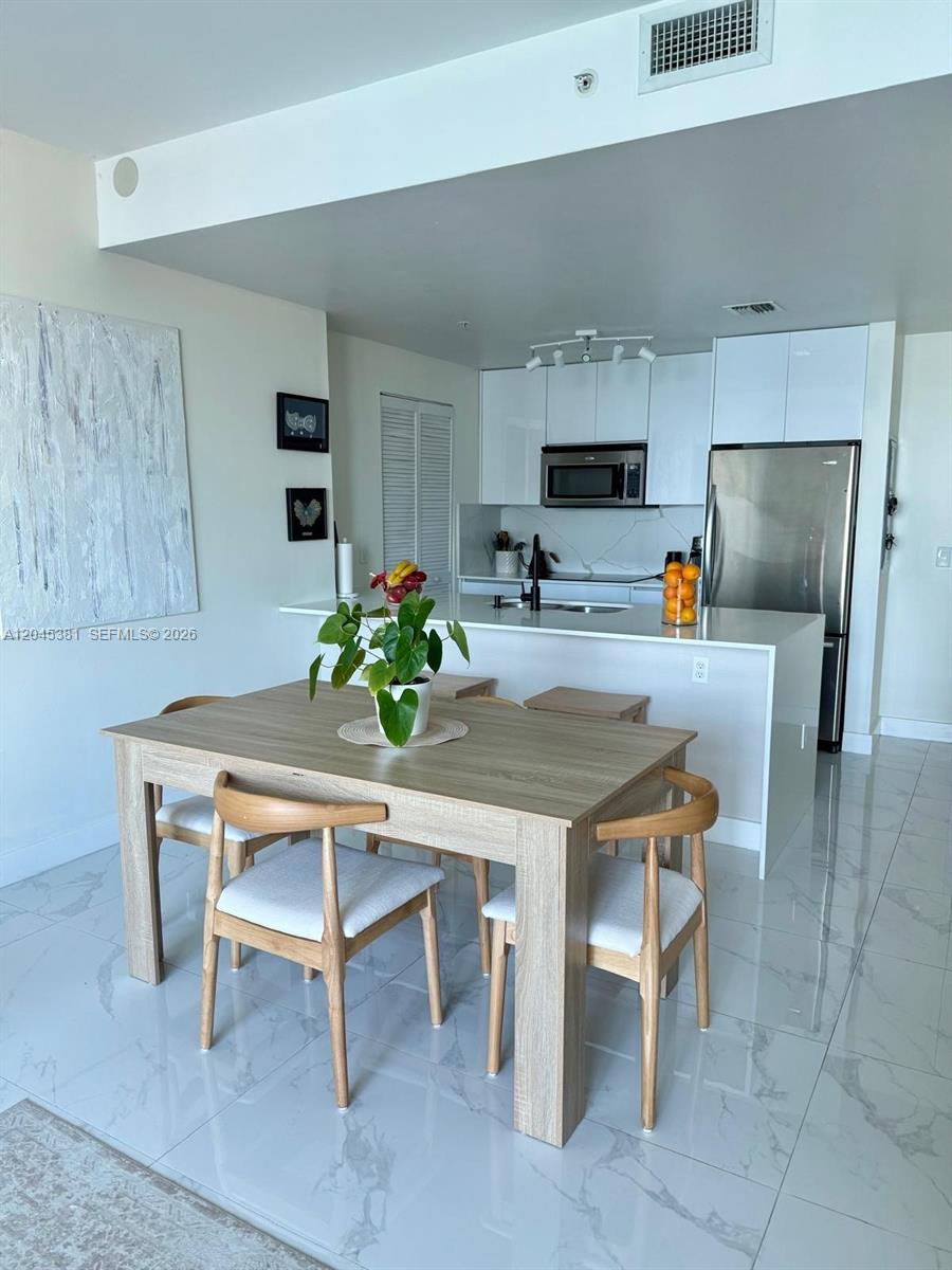 Ver detalles T-2806 2 / 2 1005 sq. ft. $ 2026-06-30 0 foto