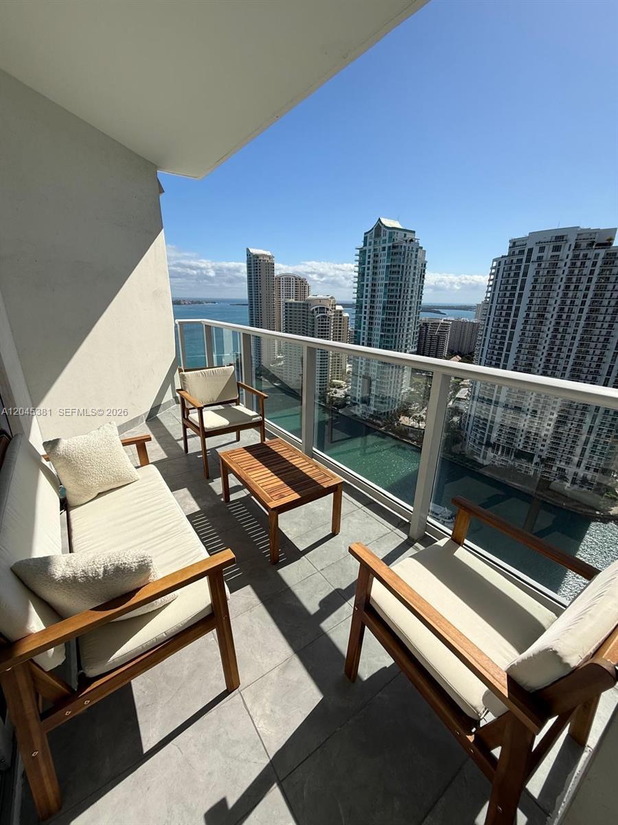 Ver detalles T-2806 2 / 2 1005 sq. ft. $ 2026-06-30 0 foto