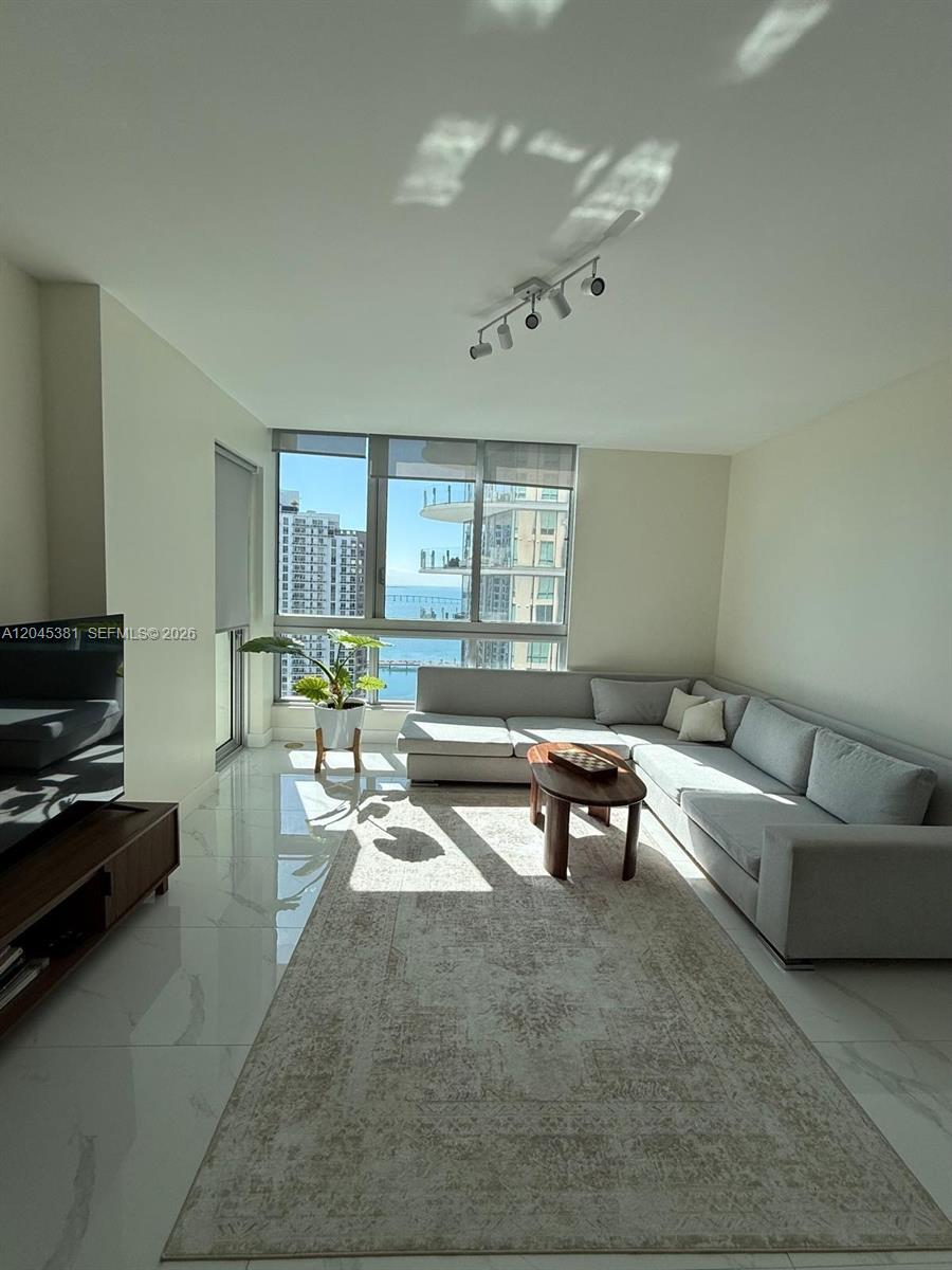 Ver detalles T-2806 2 / 2 1005 sq. ft. $ 2026-06-30 0 foto