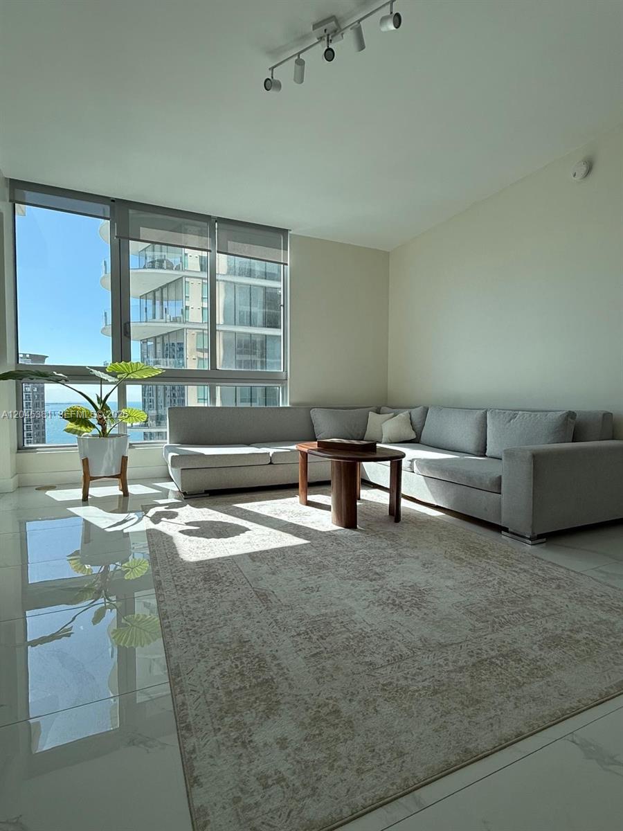 Ver detalles T-2806 2 / 2 1005 sq. ft. $ 2026-06-30 0 foto
