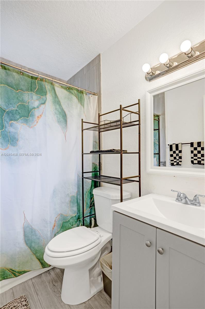 Ver detalles 3320 3 / 1 1240 sq. ft. $ 2026-06-30 0 foto