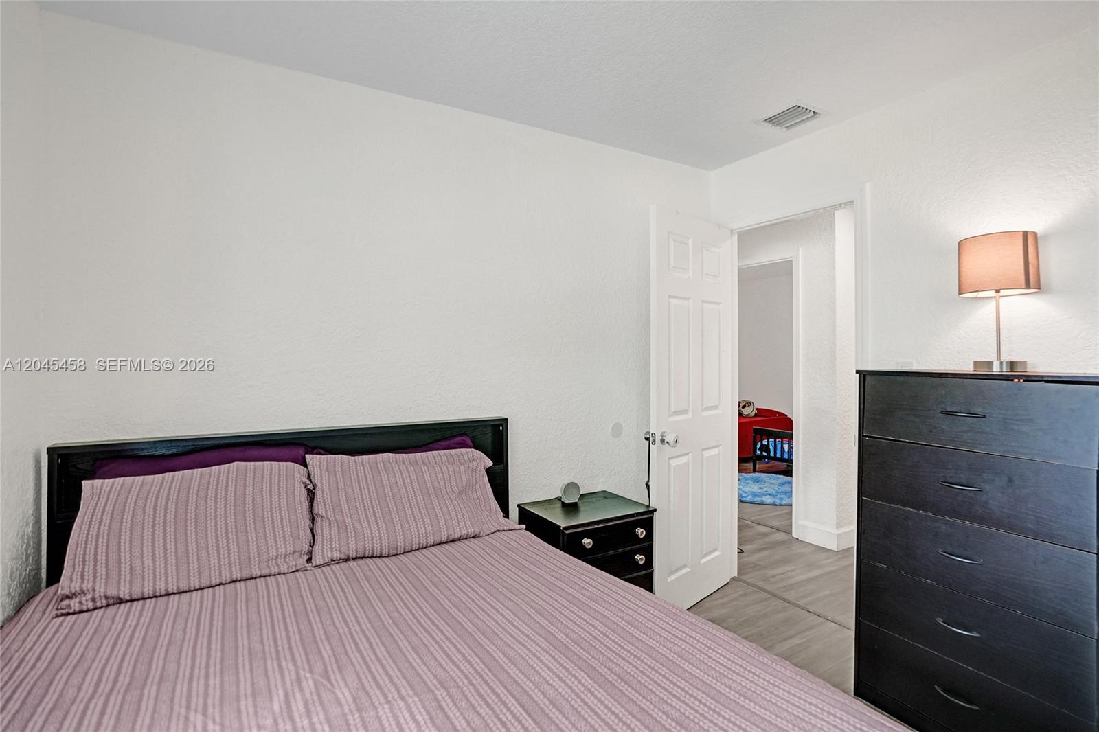 Ver detalles 3320 3 / 1 1240 sq. ft. $ 2026-06-30 0 foto