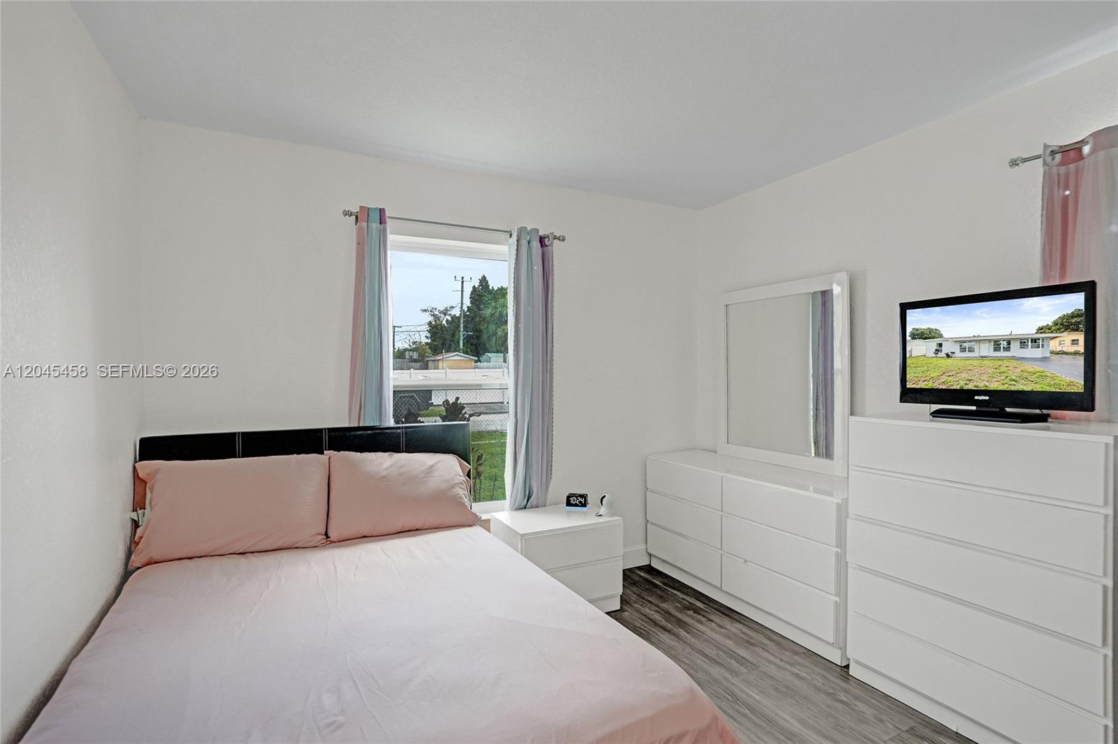 Ver detalles 3320 3 / 1 1240 sq. ft. $ 2026-06-30 0 foto