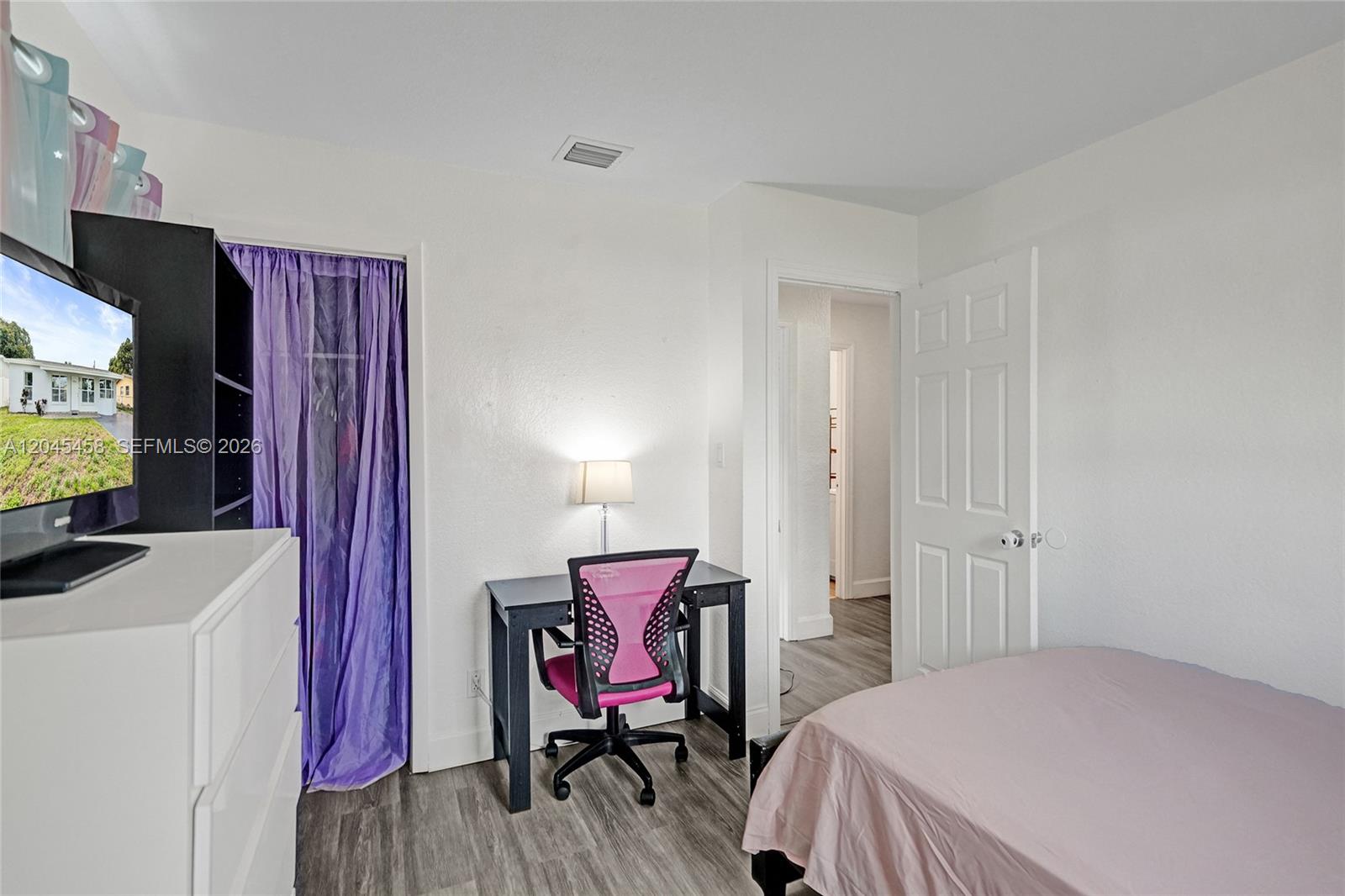 Ver detalles 3320 3 / 1 1240 sq. ft. $ 2026-06-30 0 foto