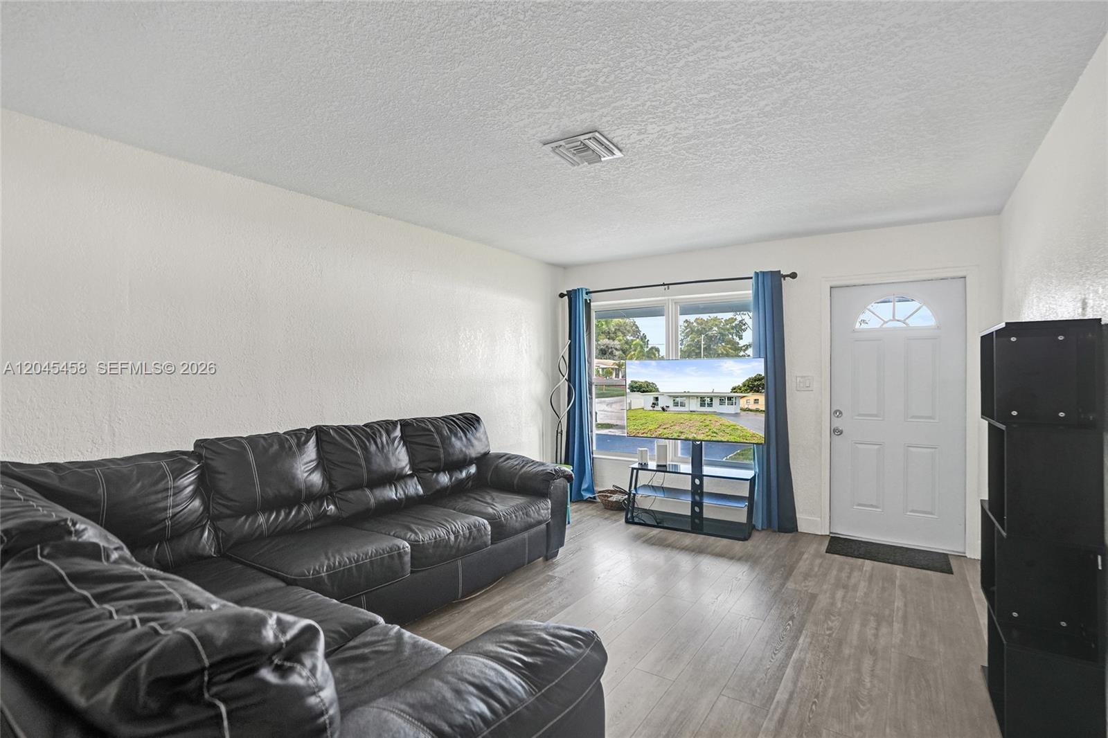 Ver detalles 3320 3 / 1 1240 sq. ft. $ 2026-06-30 0 foto