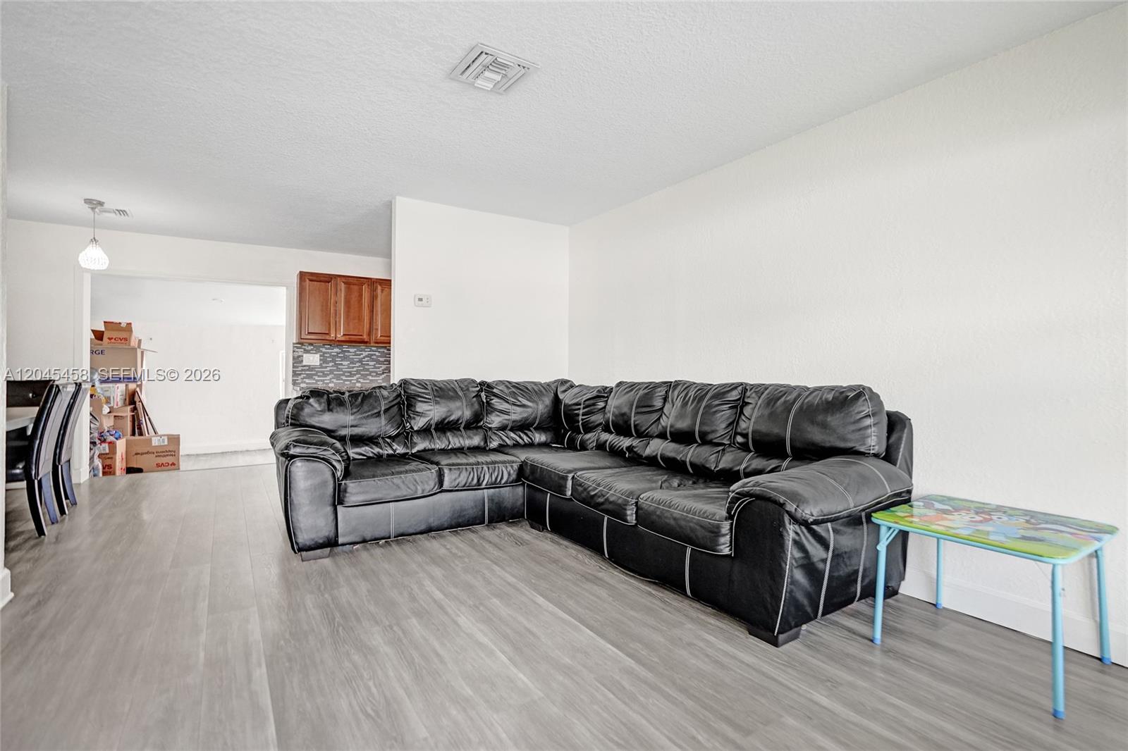 Ver detalles 3320 3 / 1 1240 sq. ft. $ 2026-06-30 0 foto