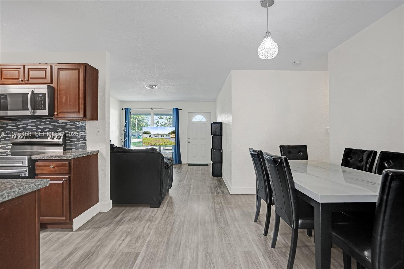 Ver detalles 3320 3 / 1 1240 sq. ft. $ 2026-06-30 0 foto