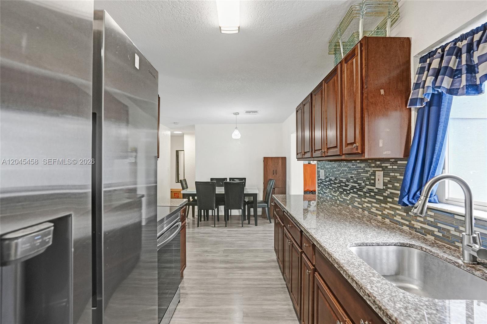 Ver detalles 3320 3 / 1 1240 sq. ft. $ 2026-06-30 0 foto
