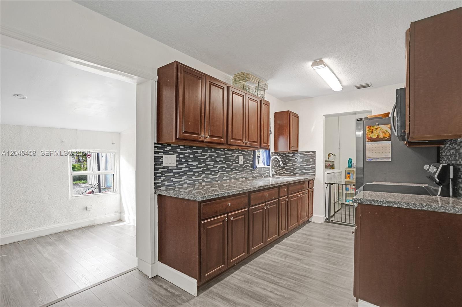 Ver detalles 3320 3 / 1 1240 sq. ft. $ 2026-06-30 0 foto
