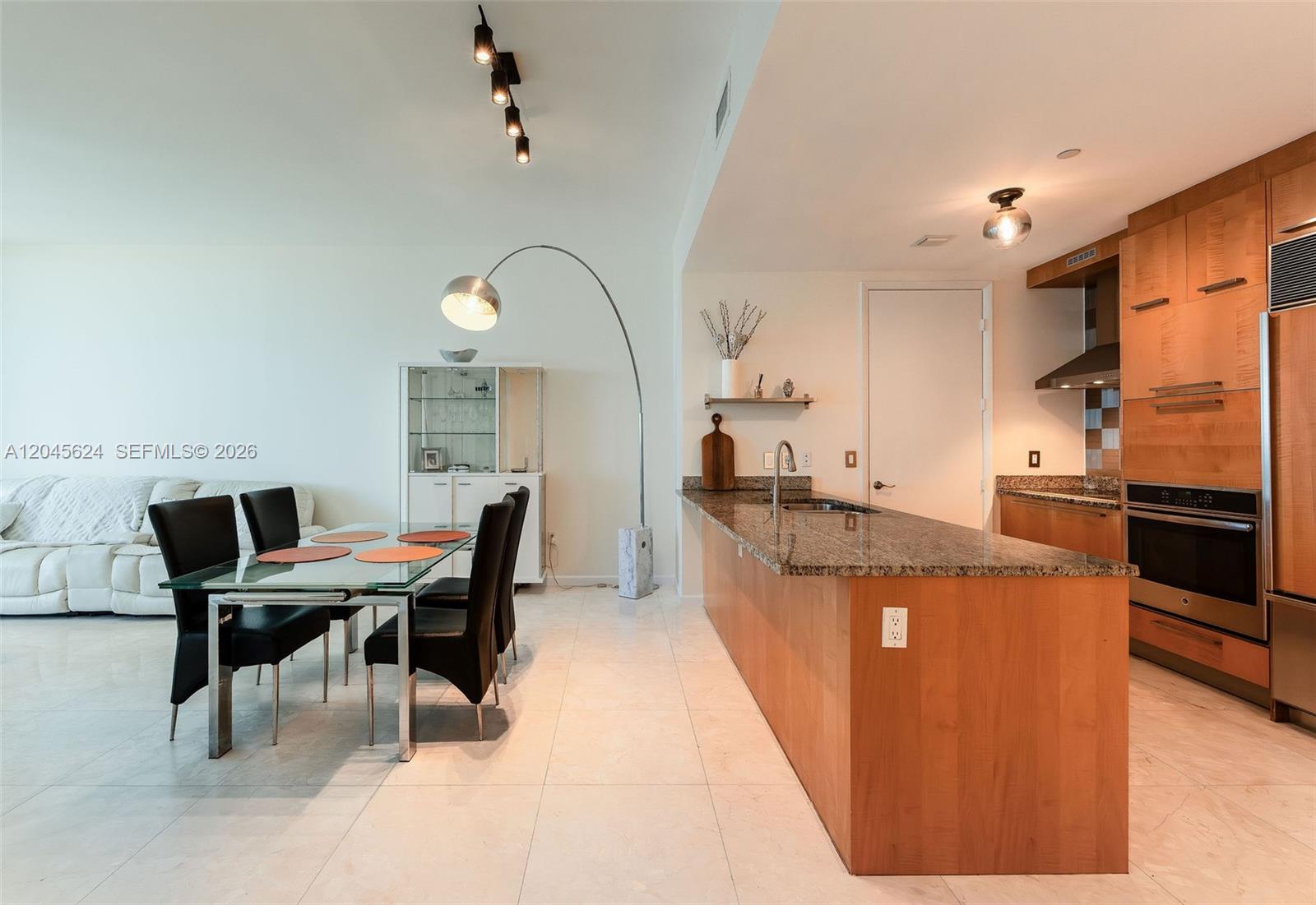 See details 2502 3 / 4 1979 sq. ft. $ 2026-06-30 0 Photo