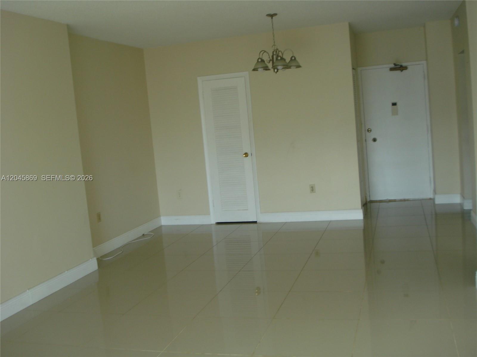 Ver detalles 10P 1 / 1 798 sq. ft. $ 2026-06-30 0 foto