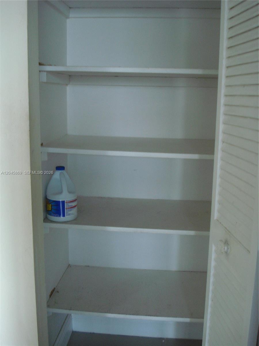 Ver detalles 10P 1 / 1 798 sq. ft. $ 2026-06-30 0 foto