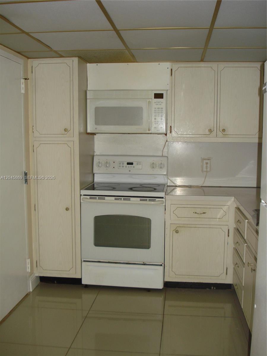 Ver detalles 10P 1 / 1 798 sq. ft. $ 2026-06-30 0 foto
