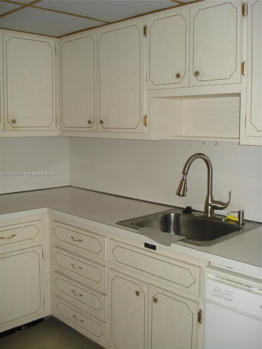 Ver detalles 10P 1 / 1 798 sq. ft. $ 2026-06-30 0 foto