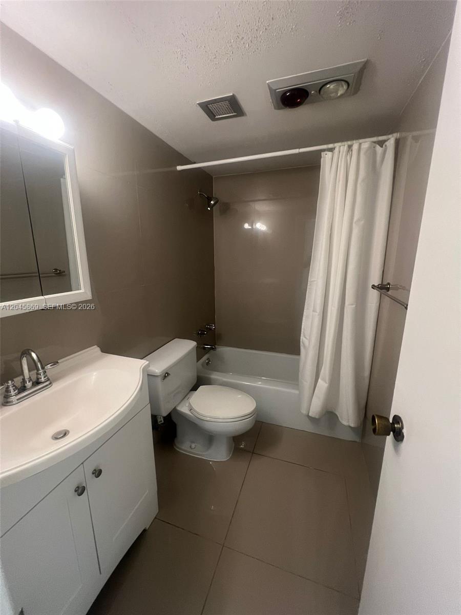 Ver detalles 10P 1 / 1 798 sq. ft. $ 2026-06-30 0 foto