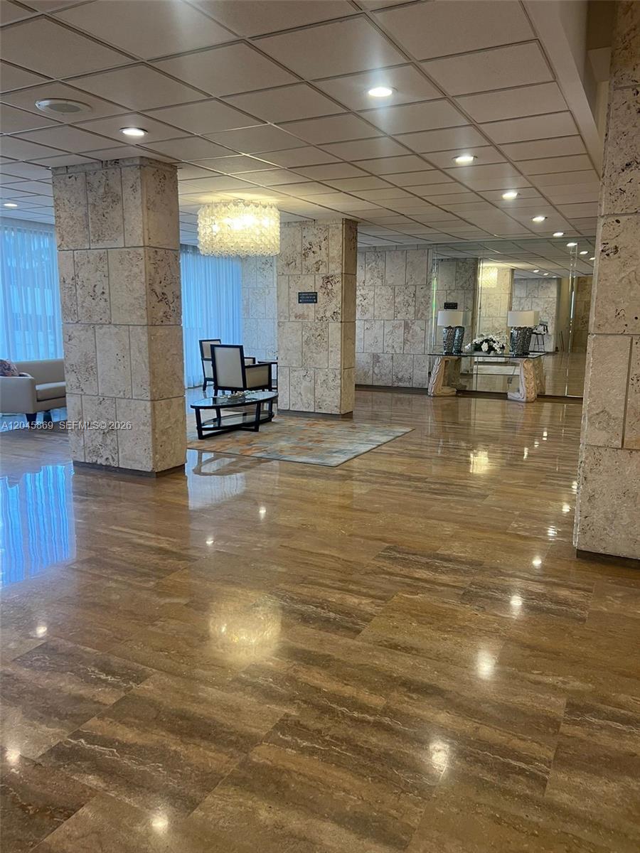 Ver detalles 10P 1 / 1 798 sq. ft. $ 2026-06-30 0 foto