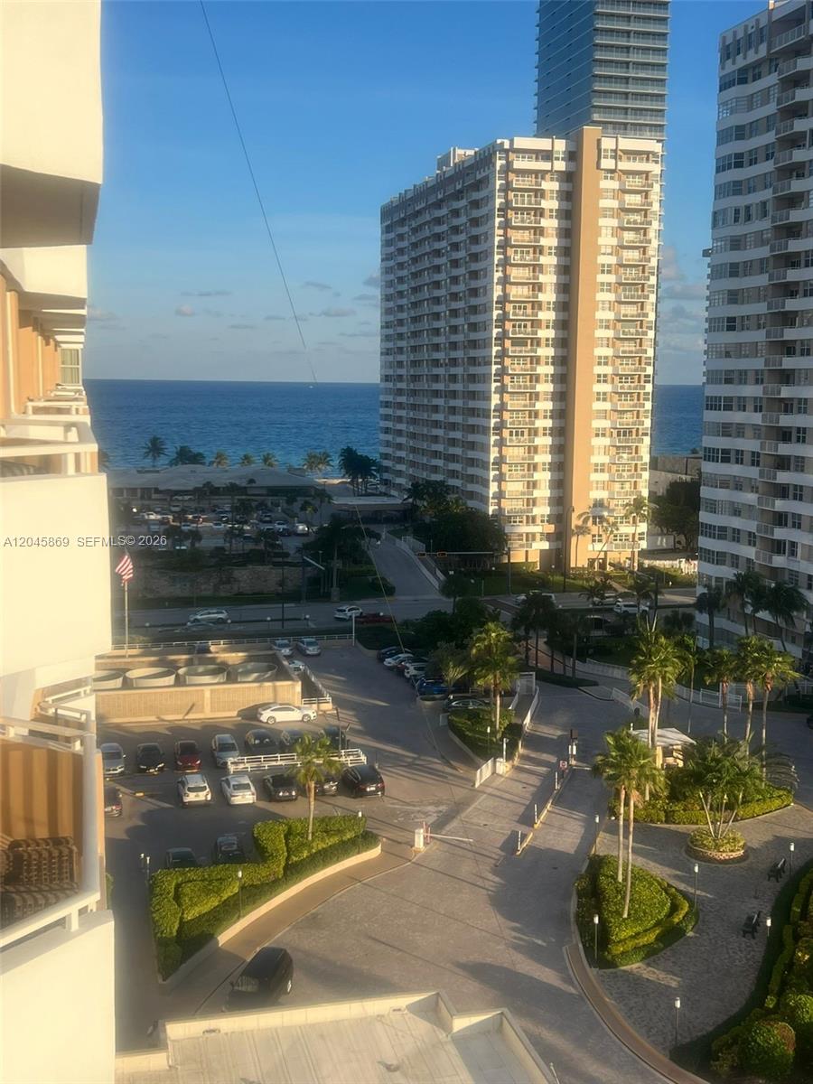 Ver detalles 10P 1 / 1 798 sq. ft. $ 2026-06-30 0 foto
