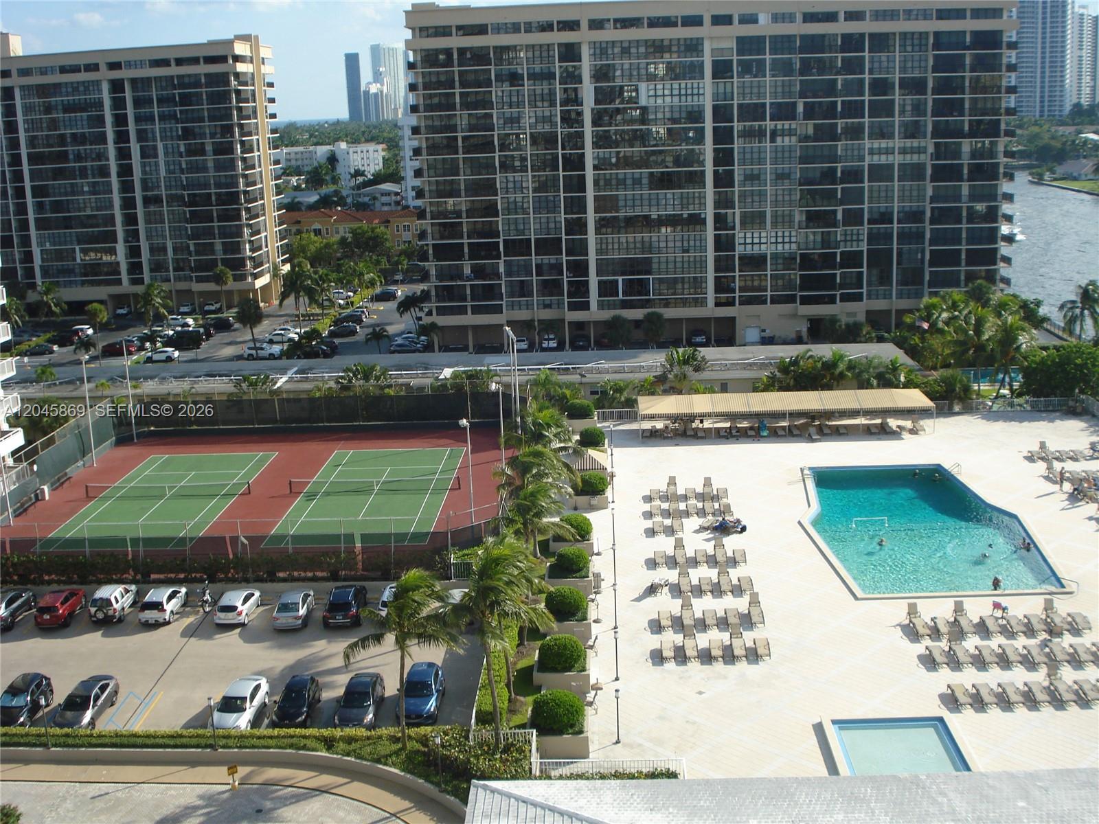 Ver detalles 10P 1 / 1 798 sq. ft. $ 2026-06-30 0 foto
