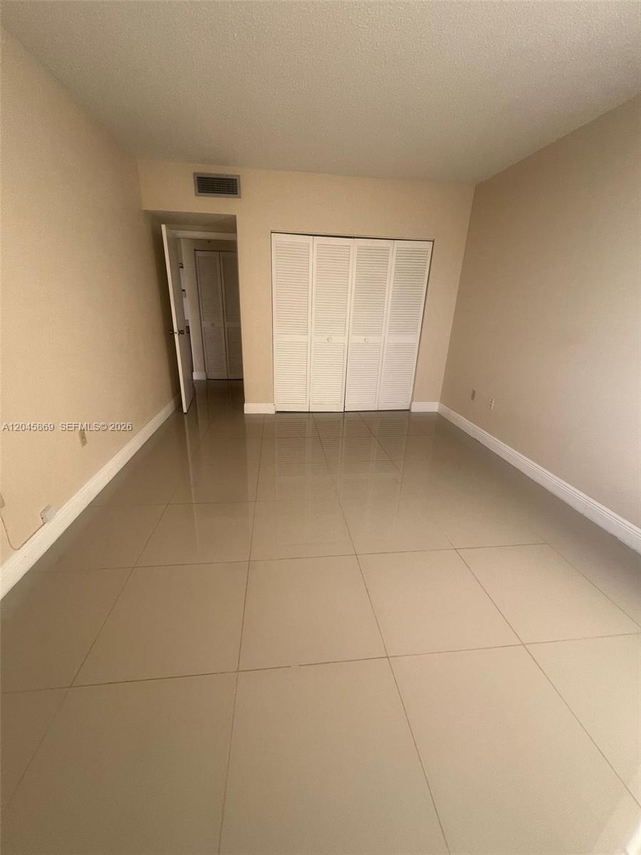 Ver detalles 10P 1 / 1 798 sq. ft. $ 2026-06-30 0 foto