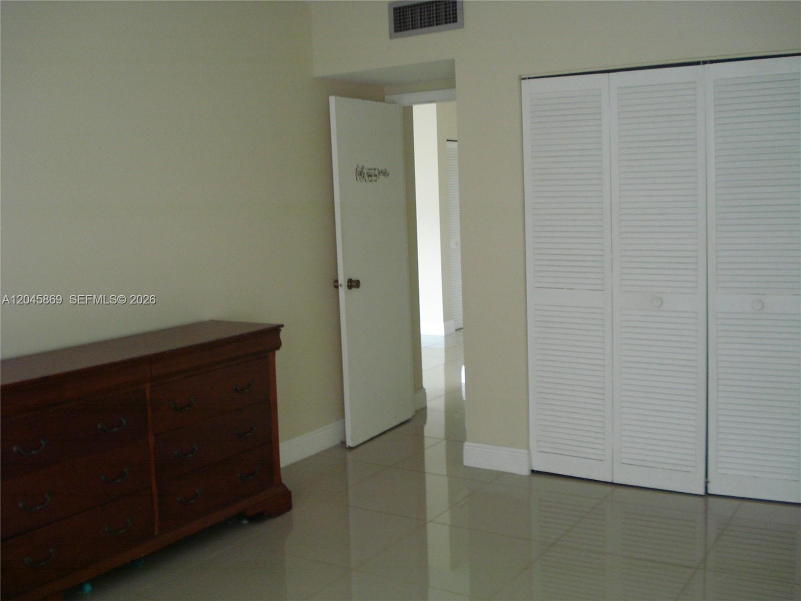 Ver detalles 10P 1 / 1 798 sq. ft. $ 2026-06-30 0 foto