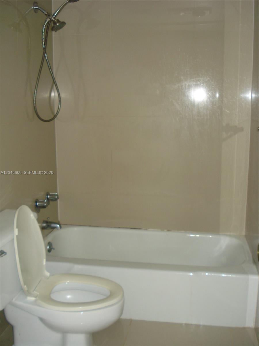 Ver detalles 10P 1 / 1 798 sq. ft. $ 2026-06-30 0 foto