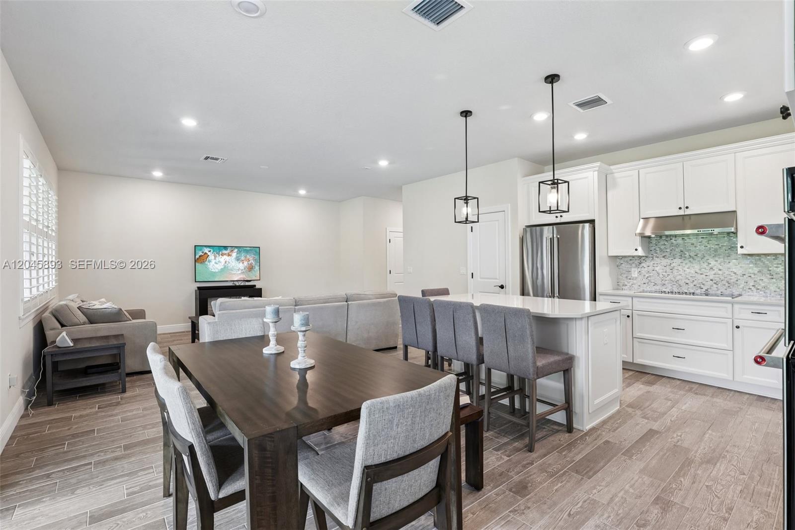 1636 3 / 3 1881 sq. ft. $ 2026-06-30 0 Photo
