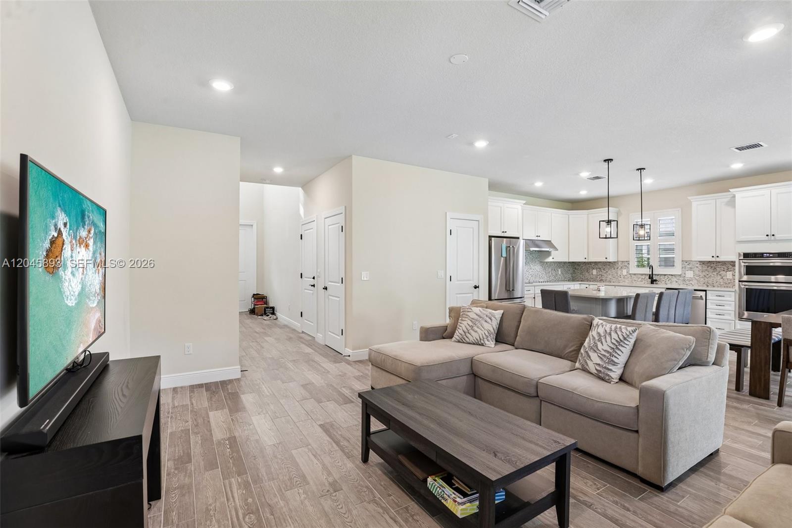 1636 3 / 3 1881 sq. ft. $ 2026-06-30 0 Photo